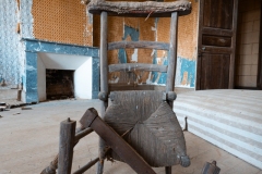 4.-Prends-une-chaise-et-assieds-toi_Romain